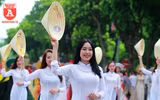 {ẢNH] Thiếu nữ Hà thành làm bừng sáng phố phường trong tà áo dài truyền thống
